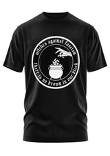 Schwarzes kurzärmliges T-Shirt mit einem weißen runden Grafikmotiv mit Text und einer Illustration einer Hand über einem Kessel.