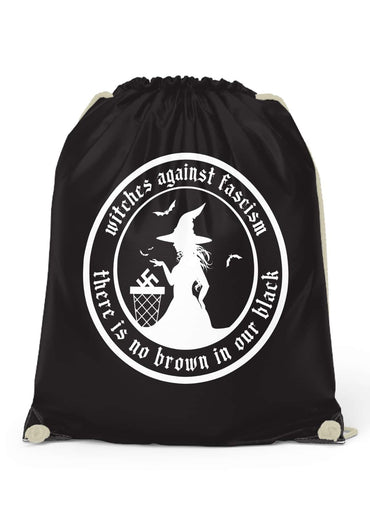 Schwarze gym tasche mit hexensilhouette und text witches against fascism aus lizenzierte bekleidung ltd