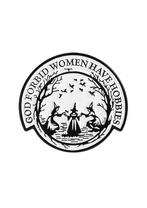 Schwarz-weißes Hexen-Themen-Patch mit drei Hexen, die im Kreis tanzen.