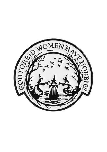 Schwarz-weißes Hexen-Themen-Patch mit drei Hexen, die im Kreis tanzen.