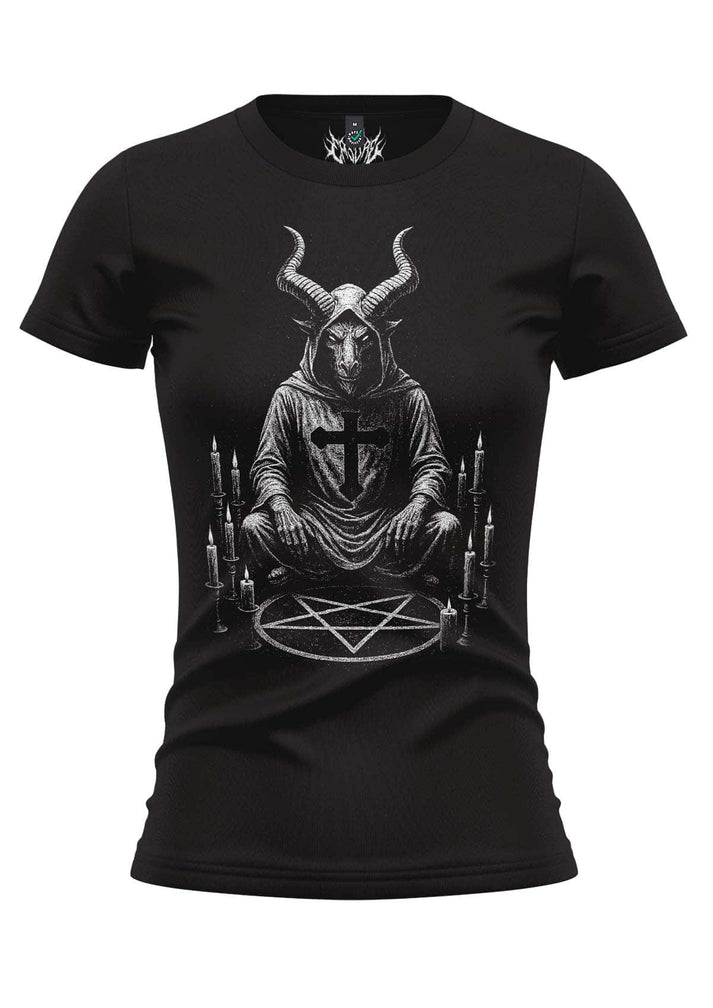 Schwarzes worship girlieshirt mit weißem detailreichem hornfiguren-grafik in kapuzenrobe auf pentagramm mit kerzen, gothic shirt, okkulte ästhetik