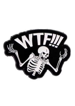 Schwarzer und weißer Skelettaufnäher.