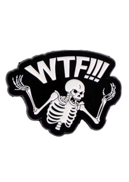 Schwarzer und weißer Skelettaufnäher.