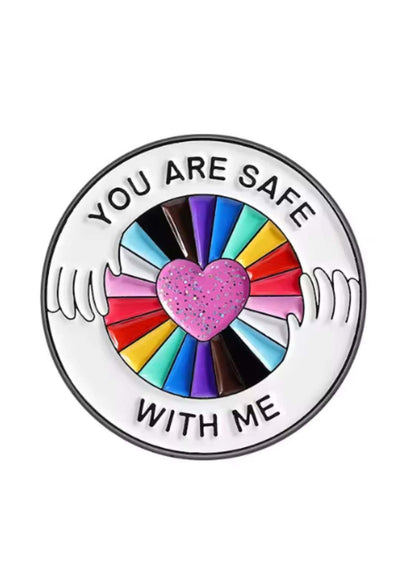 Regenbogenherz-Anstecker mit glitzernden Details und bunten Speichen.