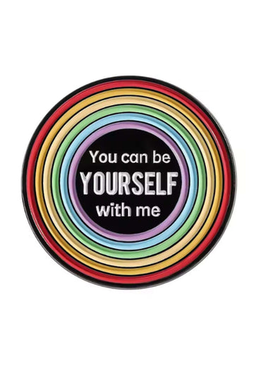 Rainbowfarbenes rundes pin mit you can be yourself with me text auf schwarzem grund ideal für gothic horror fans