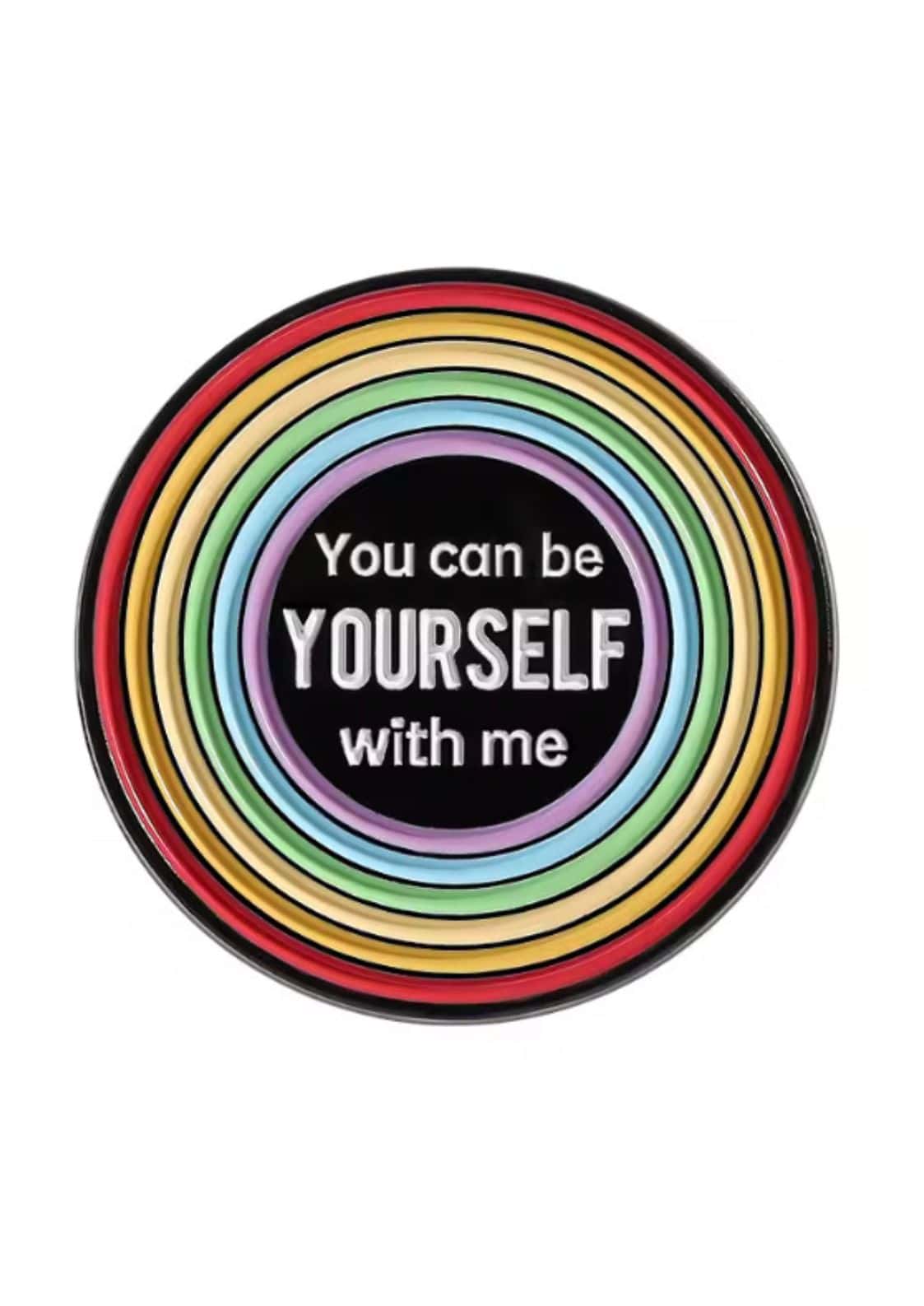 Regenbogenfarbene runde Anstecknadel mit dem Text ’Du kannst mit mir du selbst sein’ auf schwarzem Hintergrund.