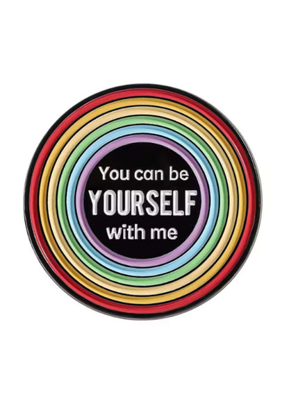 Rainbowfarbenes rundes pin mit you can be yourself with me text auf schwarzem grund ideal für gothic horror fans