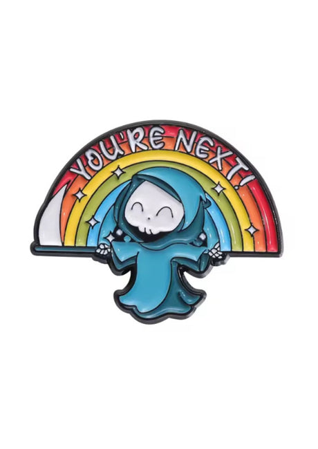 Blaue Geister-Emaille-Anstecknadel mit Regenbogenmotiv und dem Text ’Du bist der Nächste’.