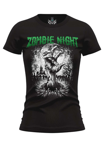 Schwarzes Damen-T-Shirt mit einem detaillierten Zombie-Themen-Grafik mit grünem ’zombie night’-Text und einer Illustration einer Hand, die aus dem Boden auf ein mondbeschienenes Friedhof zu greift.