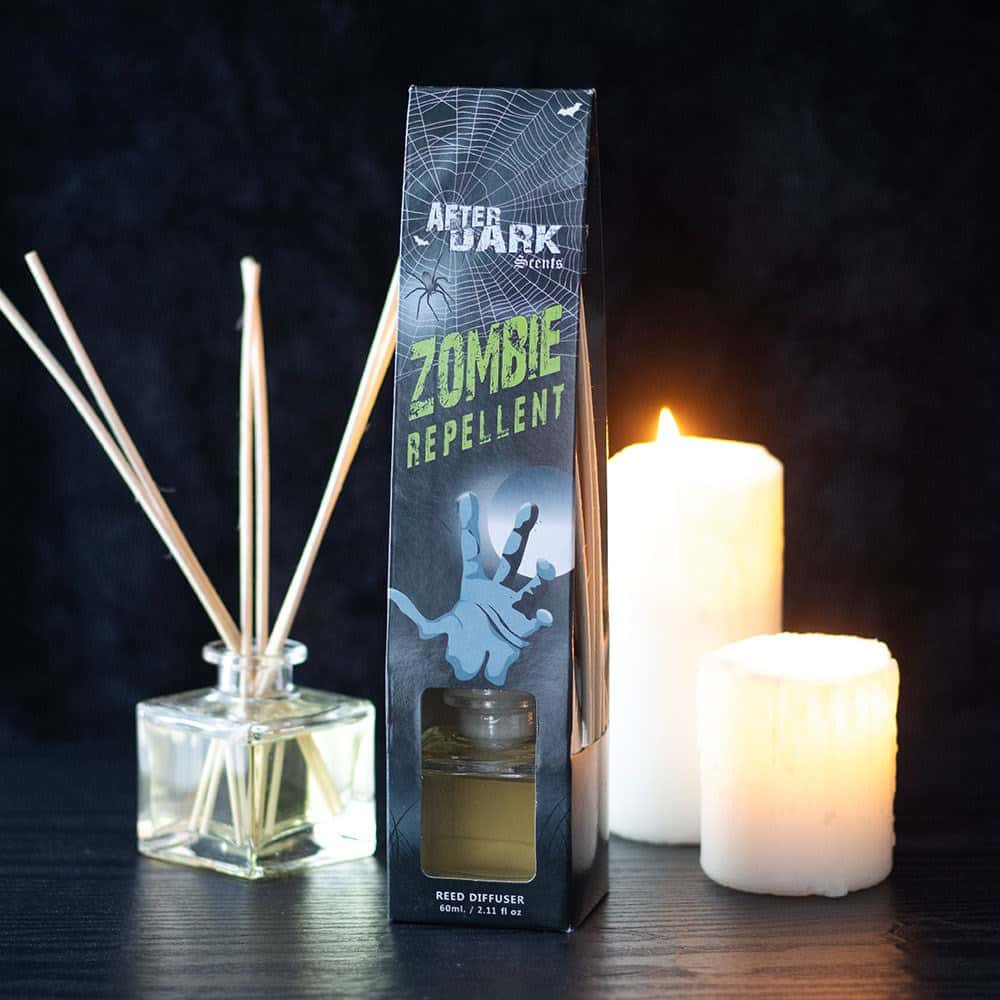 Schwarze rechteckige box mit grünem und weißem text zombie repellent reed diffuser mit blauem zombiehand grafik