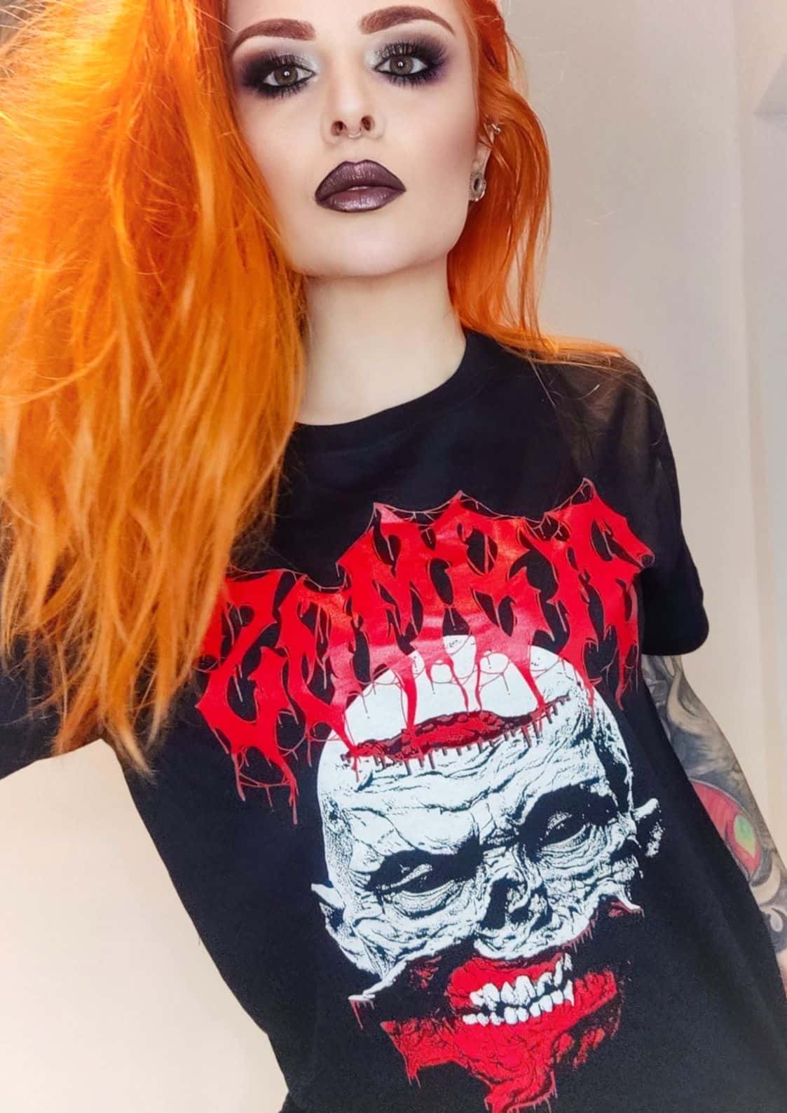 Schwarzes gothic horror t-shirt bitte mit rotem und weißem zombie schädel und stacheliger krone design