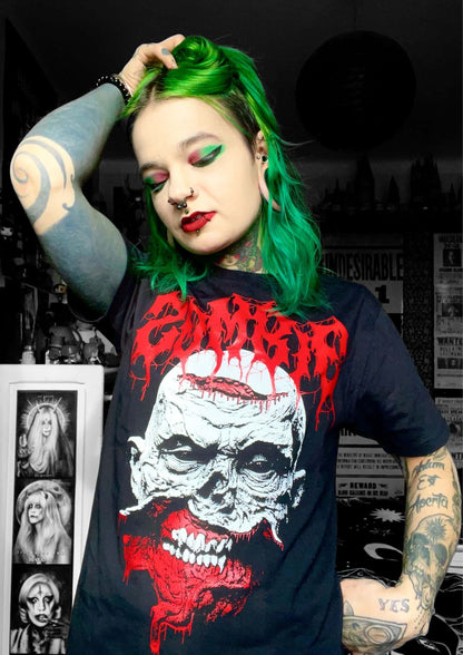 Schwarzes gothic t-shirt mit rotem und weißem zombieähnlichem schädelgrafik für horror fans